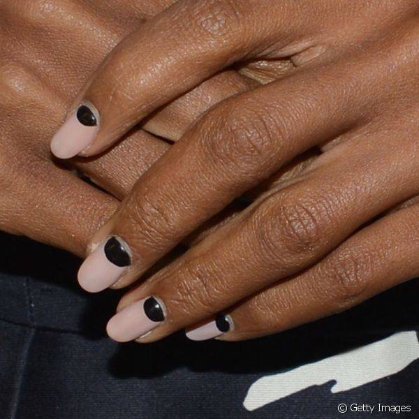 A meia-lua ? a nail art preferida de Kerry Washington, que gosta de usar o esmalte nude para compor a decora??o